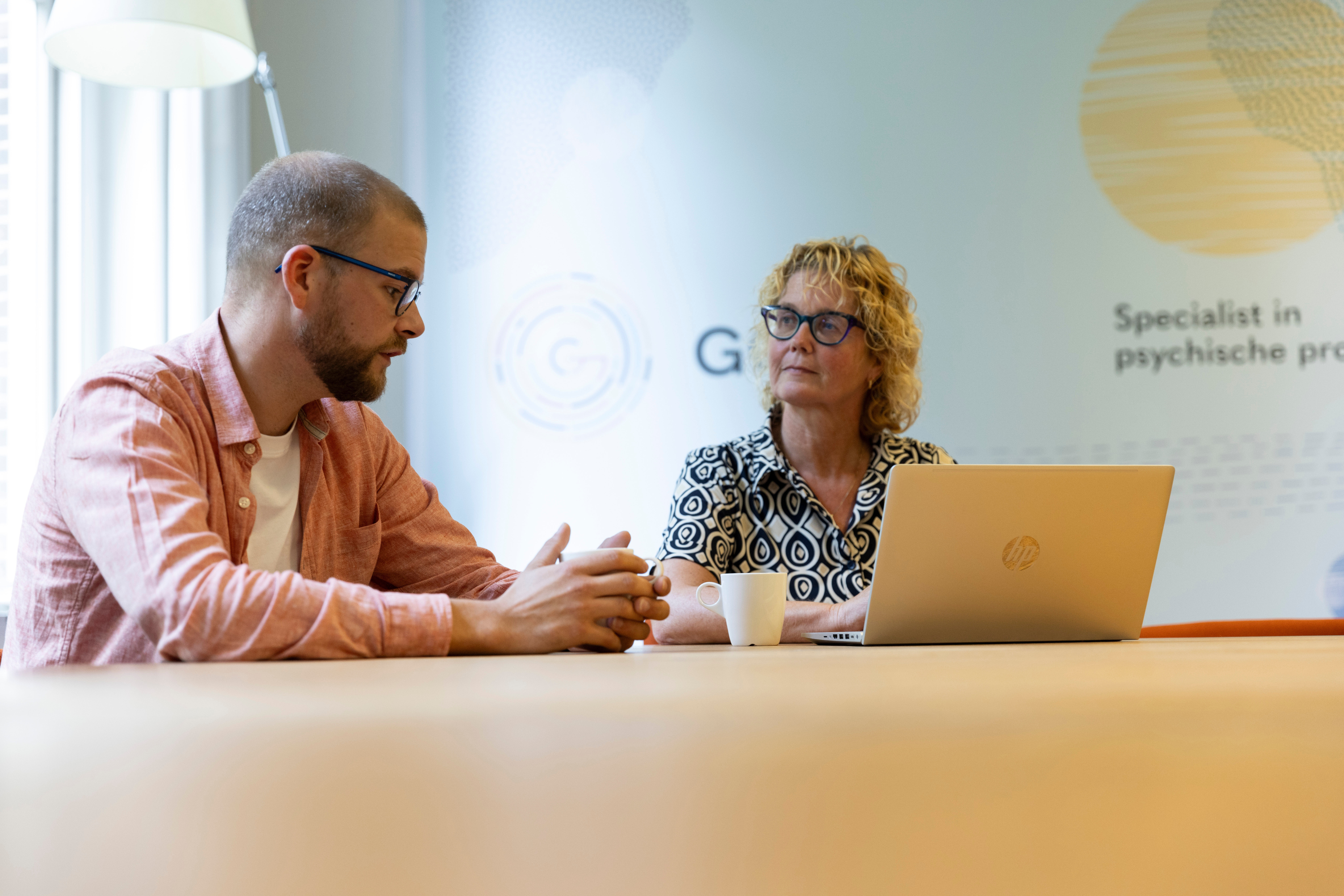 Verg man en vrouw in gesprek 059